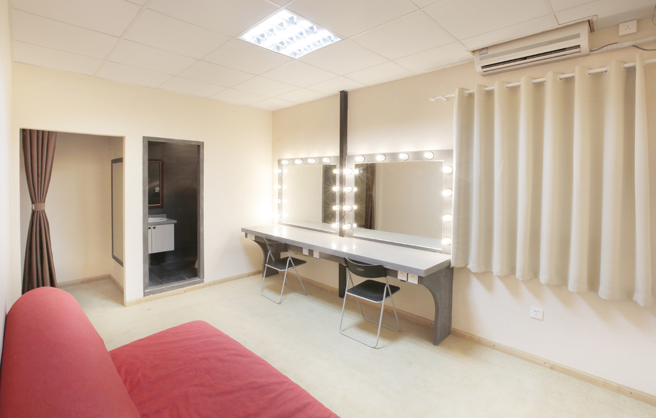 影棚二楼化妆造型间